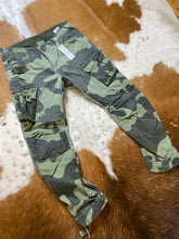 Load image into Gallery viewer, Men&#39;s Rco Rovic Loose Tapered” Camo Cargo
